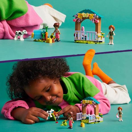 LEGO Friends 42607 Stalla del Vitellino di Autumn, Giochi per Bambini di 5+ Anni con Animali Giocattolo e 2 Mini Bamboline - 2