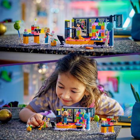LEGO Friends 42610 Karaoke Party Giochi Musicali per Bambini di 6+ Anni con Palco Girevole e 2 Mini Bamboline di Liann e Nova - 2