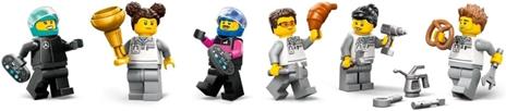 LEGO City 60444 Garage con Monoposto Mercedes-AMG e Alpine F1, Auto da Corsa Giocattolo con 6 Minifigure, Regalo Bambini 7+ - 6