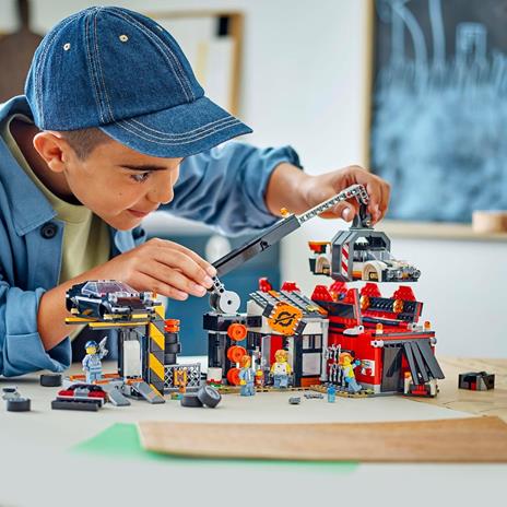 LEGO City 60472 Sfasciacarrozze con Auto, Giocattolo con 2 Macchine, Ricambi, Gru, Crusher e 4 Minifigure, Giochi Bambini 8+ - 6