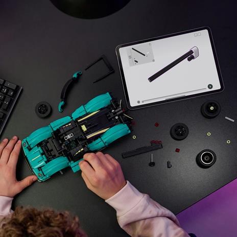 LEGO Technic Aston Martin Valkyrie - 3