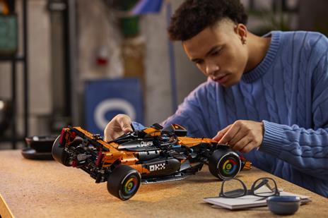 LEGO Technic (42228). Auto McLaren MCL39 F1® - 3