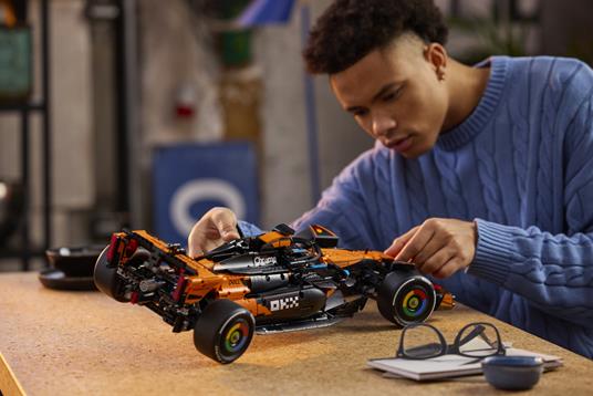 LEGO Technic (42228). Auto McLaren MCL39 F1® - 3
