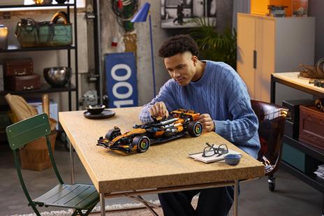 LEGO Technic (42228). Auto McLaren MCL39 F1® - 4
