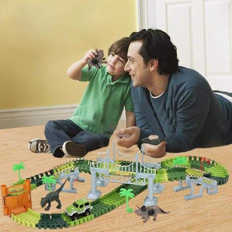 BAKAJI Playset Pista Macchinine Flessibile Parco dei Dinosauri Giocattolo per Bambini con Macchinina Luci LED a Batteria Dinosauro T-Rex Triceratopo e Altri Inclusi + Accessori Gioco Pista (142 pz) - 5