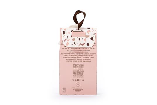 Un paio di calzini in confezione regalo. Materiale in spugna e pompon, stampa in gomma antiscivolo sul retro. Taglia unica - 2