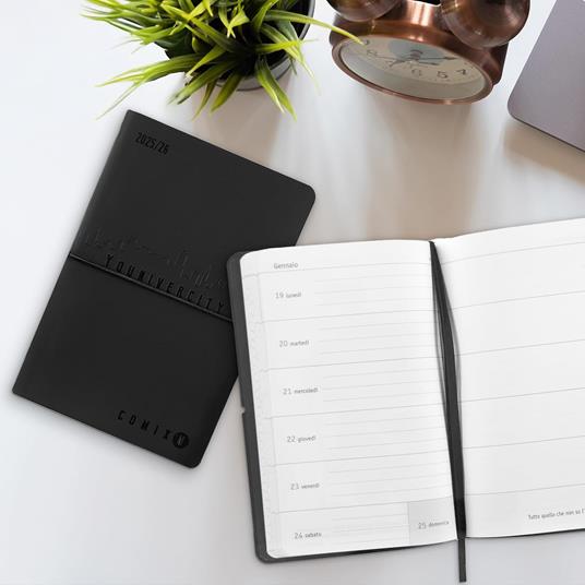 Agenda 13 Mesi, 2025-26, settimanale Comix u younivercity rosso - 6