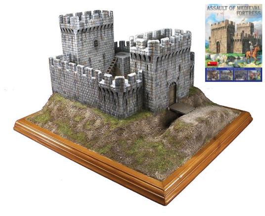 Assault Of Medieval Fortress Plastic Kit 1:72 Model MIN72033