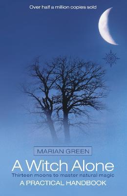 A Witch Alone: Thirteen Moons to Master Natural Magic - Marian Green - cover
