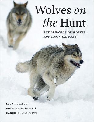 Wolves on the Hunt: The Behavior of Wolves Hunting Wild Prey - L. David Mech,Douglas W. Smith,Daniel R. MacNulty - cover