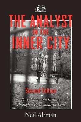 The Analyst in the Inner City: Race, Class, and Culture Through a Psychoanalytic Lens - Neil Altman - cover