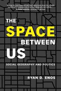 Libro in inglese The Space between Us: Social Geography and Politics Ryan D. Enos