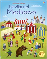 La vita nel Medioevo. Con adesivi. Ediz. illustrata - Fiona Watt,Paul Nicholls - copertina