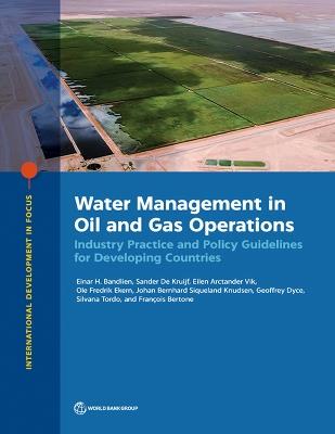 Water Management in Oil and Gas Operations: Industry Practice and Policy Guidelines for Developing Countries - Einar Bandlien,Sander De Kruijf,Eilen Arctander Vik - cover