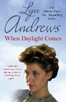 When Daylight Comes: An engrossing saga of family, tragedy and escapism - Lyn Andrews - cover