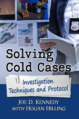 Solving Cold Cases: Investigation Techniques and Protocol - Joe D. Kennedy,Hogan Hilling - cover