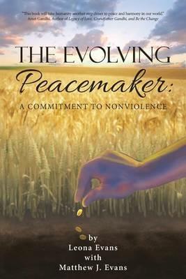The Evolving Peacemaker: A Commitment to Nonviolence - Leona Evans,Matthew J Evans - cover