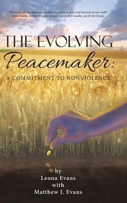 The Evolving Peacemaker: A Commitment to Nonviolence - Leona Evans,Matthew J Evans - cover
