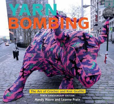Yarn Bombing: The Art of Crochet and Knit Graffiti: Tenth Anniversary Edition - Mandy Moore,Leanne Prain - cover