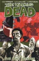 The Walking Dead Volume 5: The Best Defense - Robert Kirkman - cover