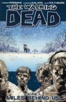 The Walking Dead Volume 2: Miles Behind Us - Robert Kirkman - cover