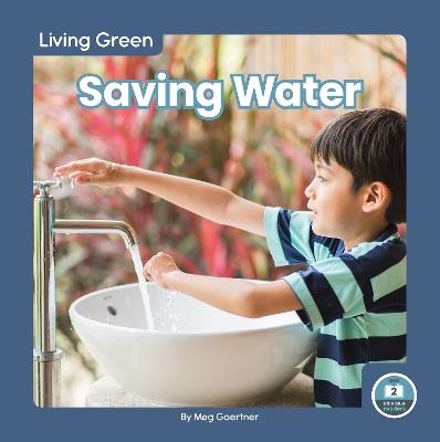 Living Green: Saving Water - Meg Gaertner - cover