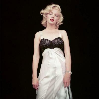 The Essential Marilyn Monroe: Milton H. Greene: 50 Sessions - Joshua Greene - cover