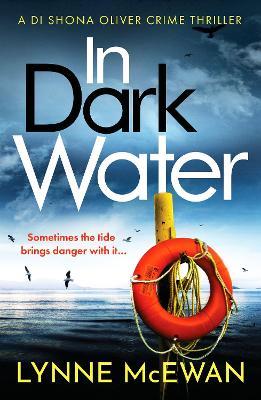 In Dark Water: A compulsive Scottish detective novel - Lynne McEwan - cover