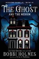 The Ghost and the Medium - Bobbi Holmes,Anna J McIntyre - cover