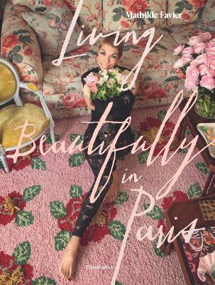 Living Beautifully in Paris - Mathilde Favier,Frédérique Dedet - cover