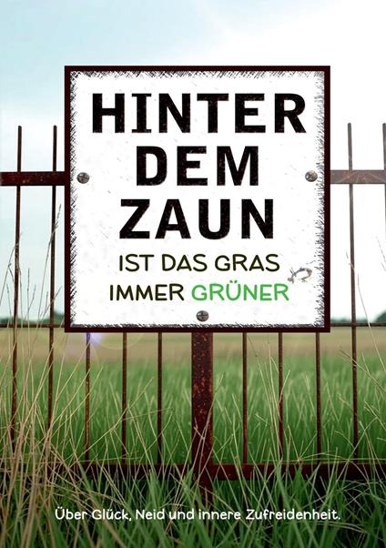 Hinter dem Zaun ist das Gras immer grüner