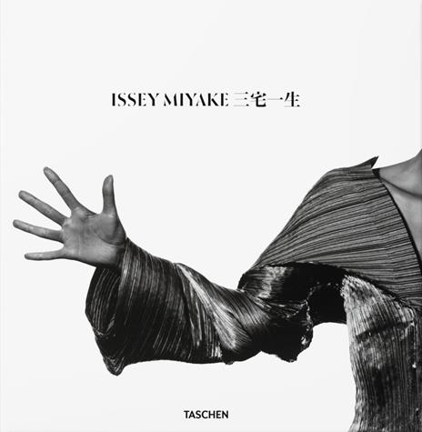 Issey Miyake. Ediz. inglese e giapponese - Kazuo Koike - copertina