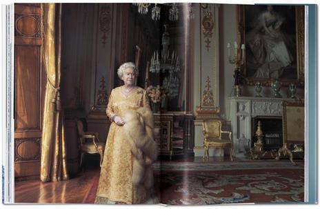 Her Majesty. A photographic history 1926-2022. Ediz. inglese, francese e tedesca - Christopher Warwick - 2