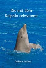 Die mit dem Delphin schwimmt