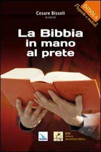La Bibbia in mano al prete - copertina
