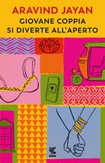 Giovane coppia si diverte all'aperto
