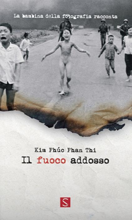 Il fuoco addosso. La bambina della fotografia racconta. Ediz. italiana, inglese e francese - Kim Phúc Phan Thi - copertina