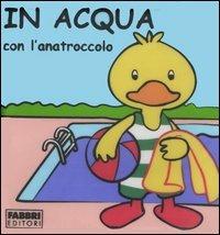 In acqua con l'anatroccolo. Con gadget - copertina