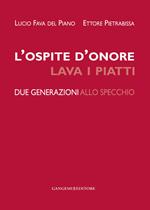 L' ospite d'onore lava i piatti. Due generazioni allo specchio