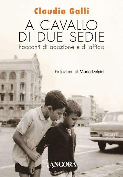 A cavallo di due sedie. Racconti di adozione e di affido - Claudia Galli - copertina