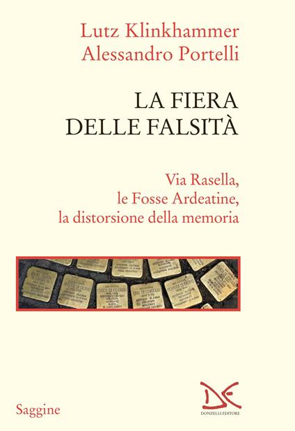 La fiera delle falsità. Via Rasella, le Fosse Ardeatine, la distorsione della memoria - Lutz Klinkhammer,Alessandro Portelli - copertina