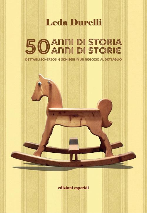 50 anni di storia 50 anni di storie. Dettagli scherzosi e semiseri in un negozio al dettaglio - Leda Durelli - copertina