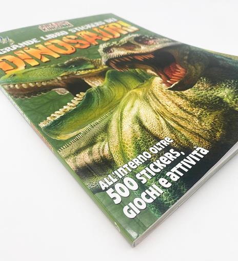 Il grande libro stickers dei dinosauri. Jurassic Kingdom. Con adesivi. Ediz. a colori - copertina