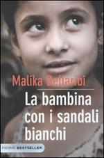 La bambina con i sandali bianchi