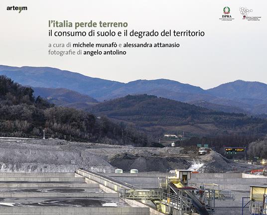 L' Italia perde terreno. Il consumo di suolo e il degrado del territorio - Alessandra Attanasio,Michele Munafò - copertina
