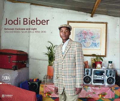 Jodi Bieber. Between darkness and light. Selected works: South Africa 1994-2010. Ediz. italiana e inglese - Jodi Bieber - copertina
