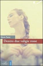 Dentro due valigie rosse