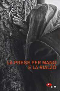 La prese per mano e la rialzò