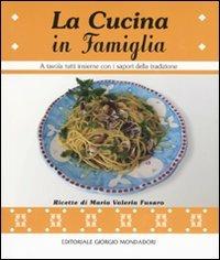 La cucina in famiglia. A tavola tutti insieme con i sapori della tradizione - M. Valeria Fusaro - copertina