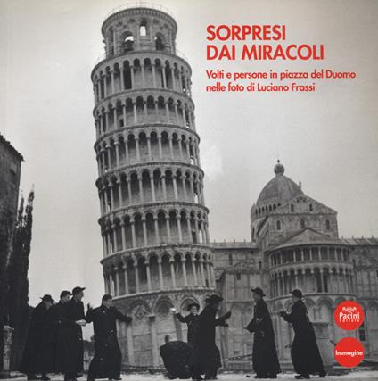 Sorpresi dai miracoli. Volti e persone in piazza del Duomo nelle foto di Luciano Frassi. Ediz. illustrata - copertina